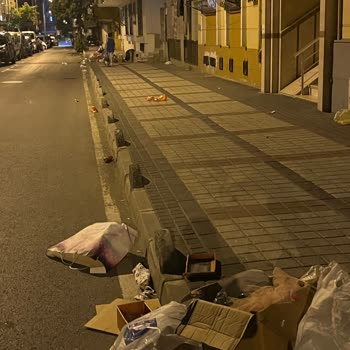 Bağcılar Belediyesi Çöp Konteyneri Olmadığı İçin Sokak Çok Pis Gözüküyor.