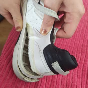 Bershka Kartondan Ayakkabı Yapmışlar