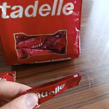 Tadelle Çikolatasının Paketinin Ağzı Açık Diğerinin İse İçi Boş
