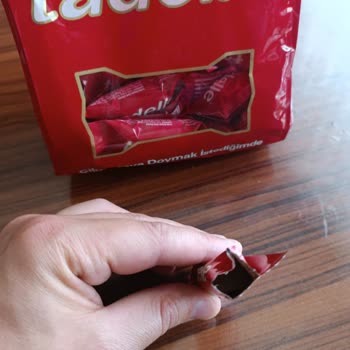 Tadelle Çikolatasının Paketinin Ağzı Açık Diğerinin İse İçi Boş