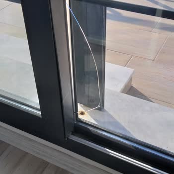 Egepen, Hatalı Cam Takımı Ve İletişim Sorunları Nedeniyle 4 Aydır Değişmeyen Kırık Camımı Çözemedi