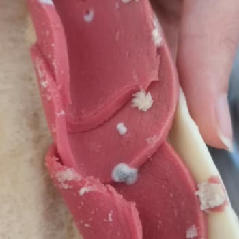 BİM Tombiş Salamlı Kaşarlı Sandviçte Küf Bulundu!