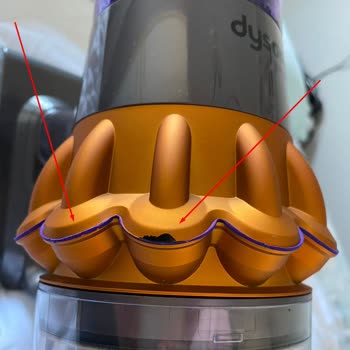 Dyson V15 Plastik Gövdesinde Boya Ve Plastik Kısmın Dökülmesi
