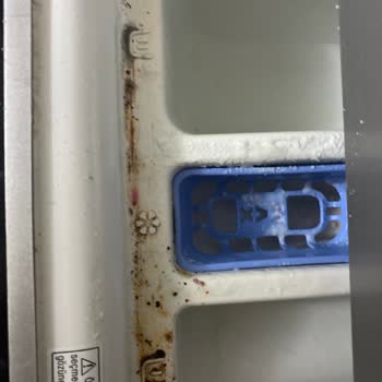 Arçelik Marka Çamaşır Makinem Su Akıtıyor