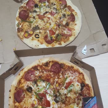Domino's Pizza Orta Boy Pizza Ücreti Ödeyerek Küçük Pizza Yemek