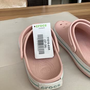 Carrefour SA Crocs Marka Terliğimin Arkasındaki Yazı Kopmuş