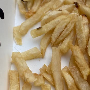 Isparta Merkez 112 Caddesi Burger King Şubesinden Aldığımız Dev Kutu Patatesin İçerisinden Kıl Çıktı