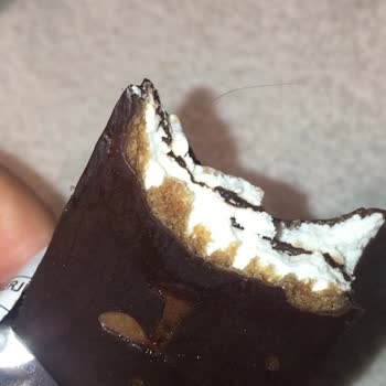Marketten Alınan Kinder Pingui Paketinde Saç Kılı Bulunması