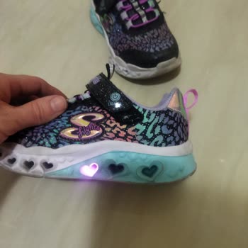 Skechers Ürünün Arkasında Durmuyor