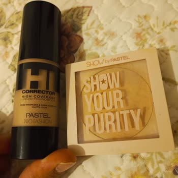 Pastel Kozmetik Krem Ve Pudra Fondöten