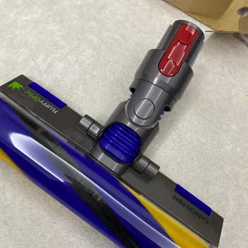 Dyson Lazer Başlıkta Açma Kapama Düğmesi Yok. Eksik Parçalar Var