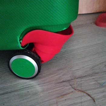 Demy Çanta Benetton Valiz Tekerleği Kırıldı