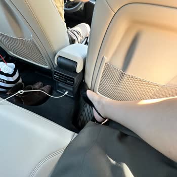 Alfred Tişörtlü Eğitimsiz Şoför Audi Ayarlarını Bozdu. Korkunç Hizmet