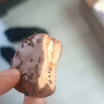 Ülker Halley Ambalajı Açtığımda Isırılmış Bir Şekilde Önüme Çıktı