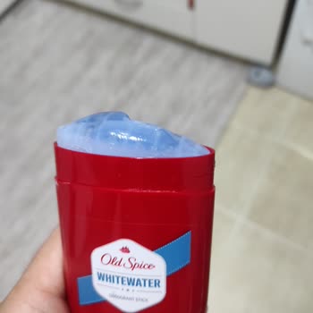 Old Spice Deodorant Kullanım Esnasında Parçalanıyor