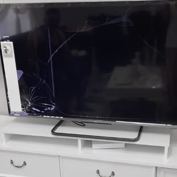 TCL TV Kargodan Kırık Geldi