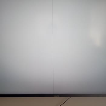 Vestel TV'de Ortadan Kırmızı Çizik Var