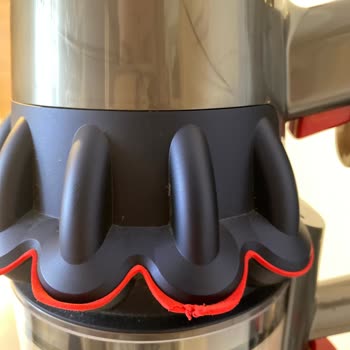 Dyson V15 Detect Extra Süpürge Üst Kısmı Kırmızı Şeritleri Dökülüyor