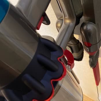 Dyson V15 Detect Extra Süpürge Üst Kısmı Kırmızı Şeritleri Dökülüyor