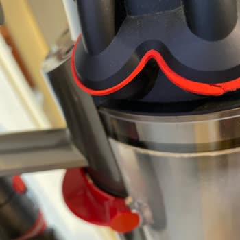 Dyson V15 Detect Extra Süpürge Üst Kısmı Kırmızı Şeritleri Dökülüyor