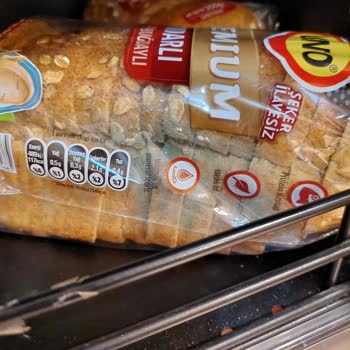 Küflü Uno Ekmek Ve Dikkatsiz Market