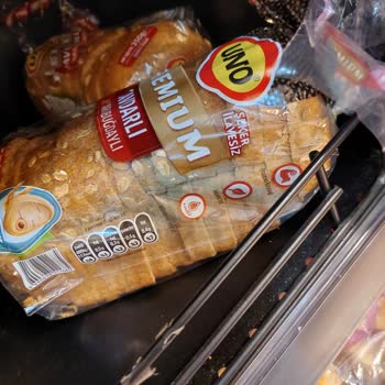 Çağdaş Marketler UNO Marka Ekmeklerdeki Dikkatsizliği
