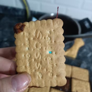 BİM'den Aldığım Bisküviden Çıkan İp Nedeniyle Endişeliyim