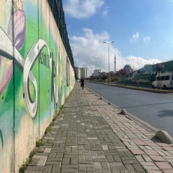 Yeşil Şapkalı Minibüs Gelmedi