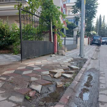 GDZ Elektrik Dağıtım Onarım Yaparken Kapi Önündeki Parke Taşları Sökülüp Yeniden Yapılmadı