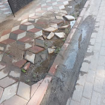 GDZ Elektrik Dağıtım Onarım Yaparken Kapi Önündeki Parke Taşları Sökülüp Yeniden Yapılmadı