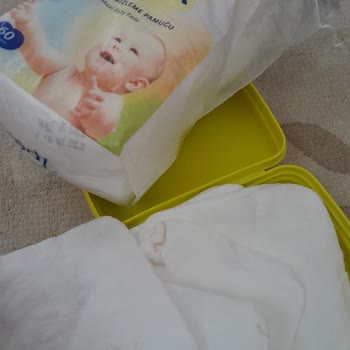 İpek Pamuk Bebek Temizleme Pamuklarında Kahverengi Leke