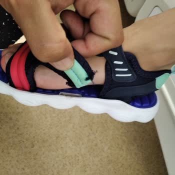 Kinetix Marka 31 Numara Sandalet Yırtıldı