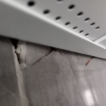 Tümray Plastik Tavanı Kurarken, Montajcı İki Seramik Karoyu Kırdı