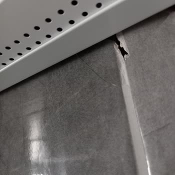 Tümray Plastik Tavanı Kurarken, Montajcı İki Seramik Karoyu Kırdı