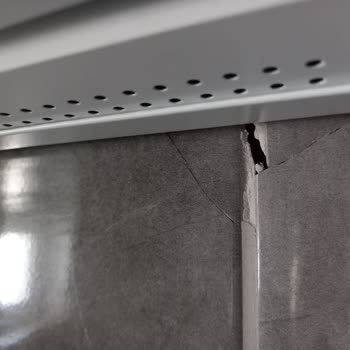 Tümray Plastik Tavanı Kurarken, Montajcı İki Seramik Karoyu Kırdı