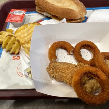 Popeyes Hilltown AVM'de Buz Gibi Yemekler Ve Eksiklikler