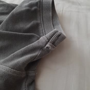Lufian T-shirtte 3 Farklı Yerde Yırtılmalar.