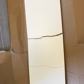 IKEA Billy Kitaplıkta Kırık Malzeme