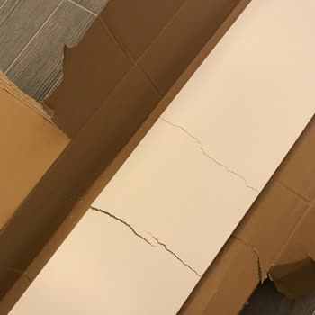 IKEA Billy Kitaplıkta Kırık Malzeme
