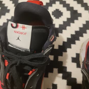 İlgisiz Sneaks Up Mağazası
Sıfır Kalite Jordan Markasi