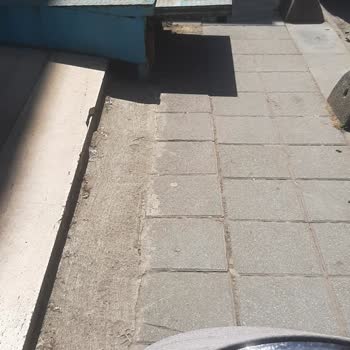 A101 Kaldırımı İşgal Ediyor