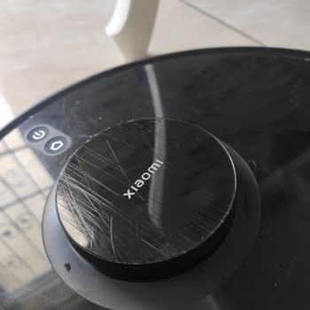 Xiaomi Giremeyeceği Koltuğun Altına Girmeye Zorlayarak Çizildi