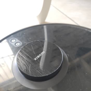 Xiaomi Giremeyeceği Koltuğun Altına Girmeye Zorlayarak Çizildi