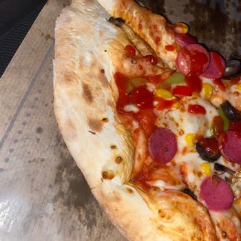 Sbarro Pizza Hamuru Pişmemiş ve Mide Ağrından Duramadım