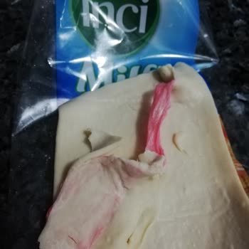 Şok Marketler Milföy Hamurunun İçinden Çıkan Plastik