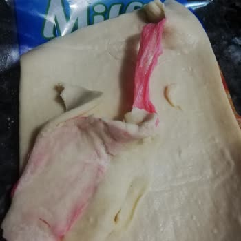 Şok Marketler Milföy Hamurunun İçinden Çıkan Plastik