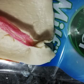 Şok Marketler Milföy Hamurunun İçinden Çıkan Plastik