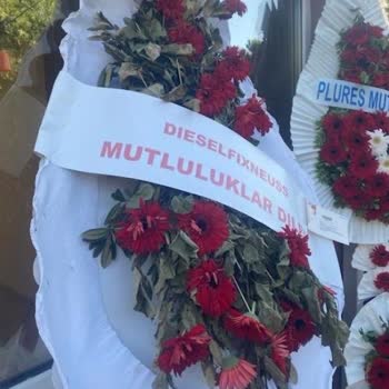 Çiçek Sepeti Kalitesiz Çelenk Yapimi