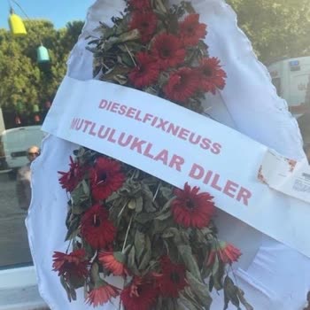 Çiçek Sepeti Kalitesiz Çelenk Yapimi