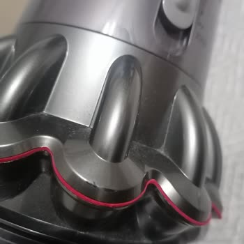 Dyson Dik Süpürgede Dış Toz Hazne Kaplamasında Soyulma